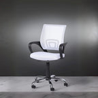 Fauteuil de bureau ergonomique en maille respirante avec design réglable, support lombaire et mobilité améliorée grâce à des roulettes pivotantes à 360°