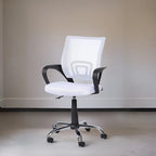 Fauteuil de bureau ergonomique en maille respirante avec design réglable, support lombaire et mobilité améliorée grâce à des roulettes pivotantes à 360°