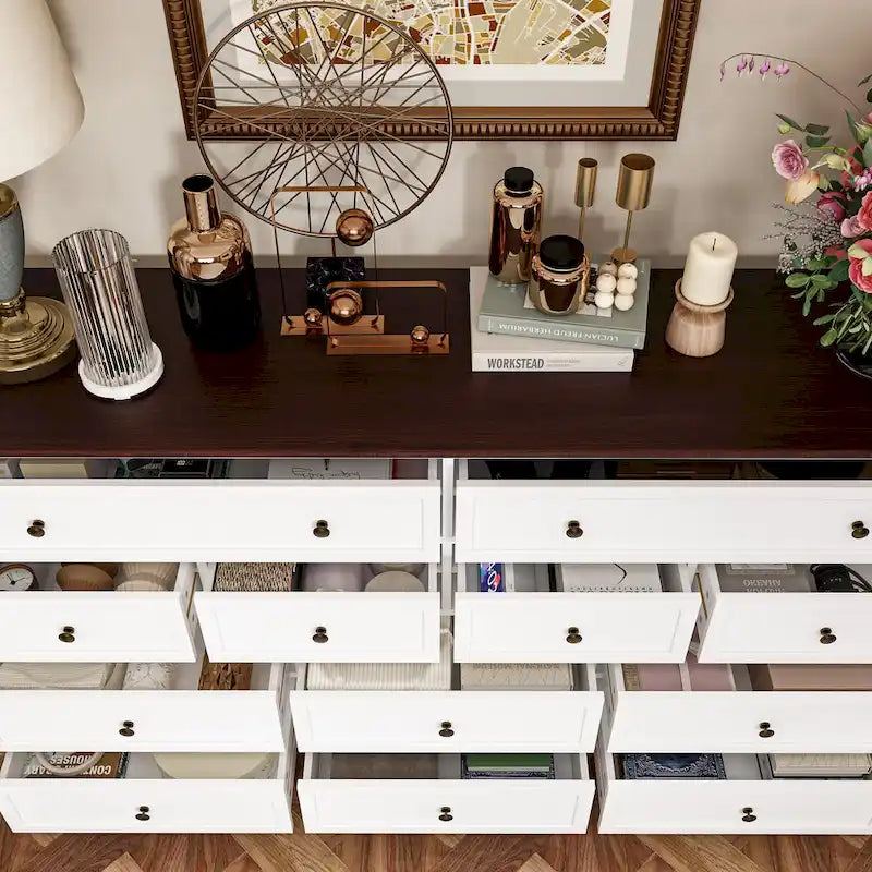 Commode chic marron et blanche avec une grande capacité de rangement, table d'appoint