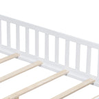 Lit plateforme pleine grandeur en bois avec clôture et porte pour enfants